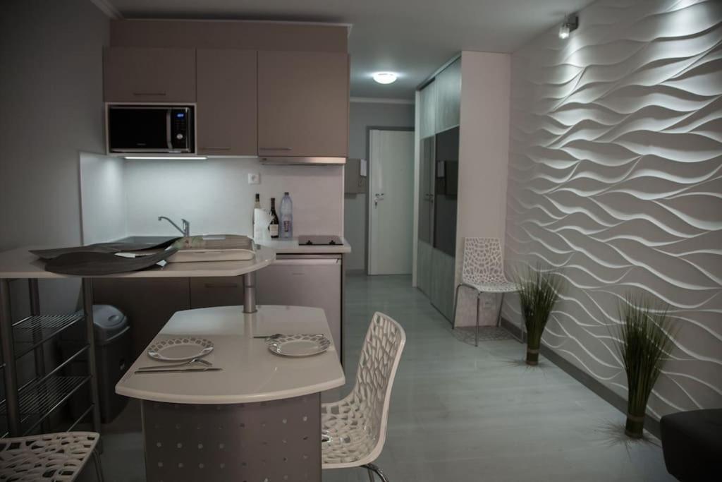 Stylish Studio In Only 50 Meters From Beach ! Nice Exterior photo